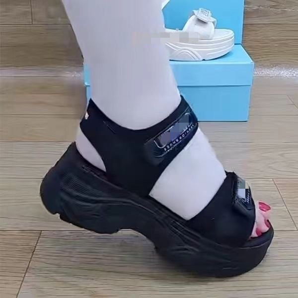 Sandálias de fondo suave para mujeres 2026 verano nuevo muffin anti-deslizante casual versátil velcro zapatos de playa