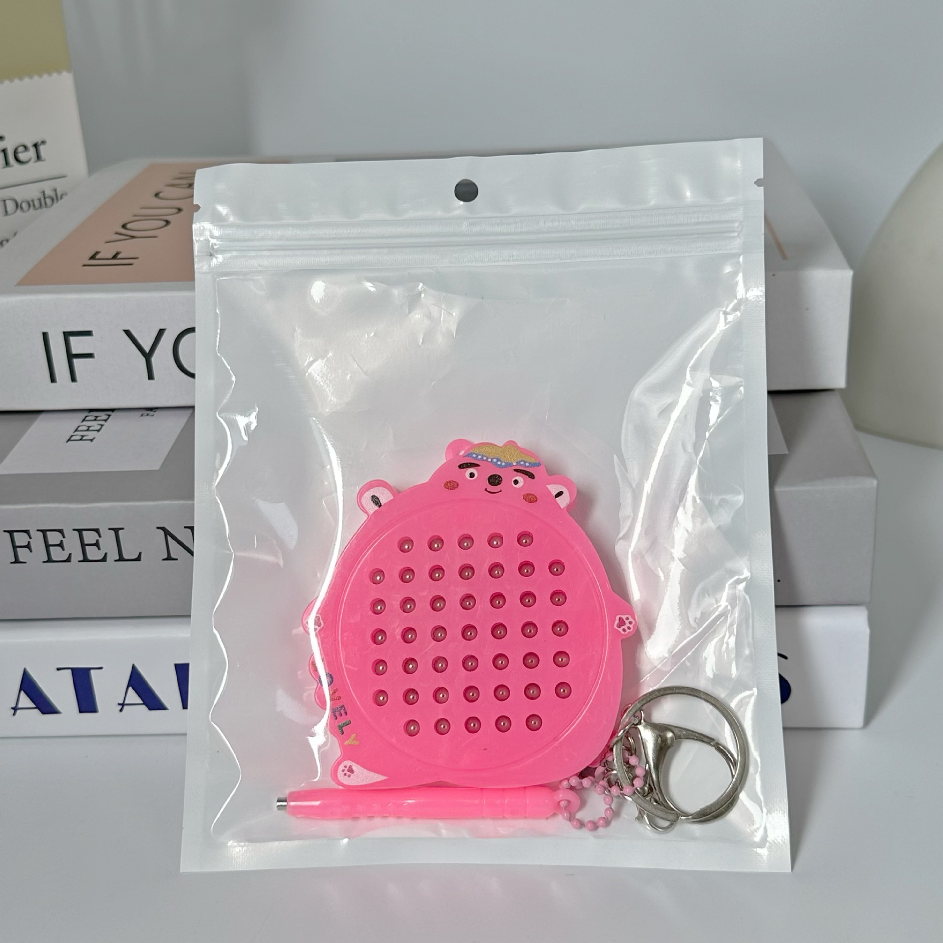 Divertido y divertido tablero de dibujo de bola de acero magnético, colgante de mochila, llavero, descompresión, juguete pequeño creativo, regalo para niños y estudiantes