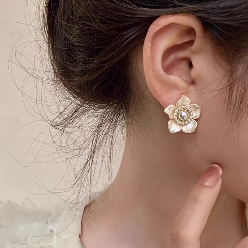 Design earrings from pearl