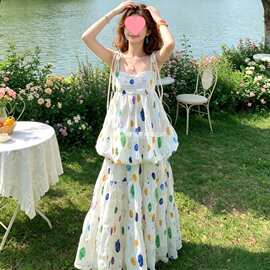 韩系氛围感修身显瘦吊带上衣白色波点肌理感花苞女2026夏季收腰裙
