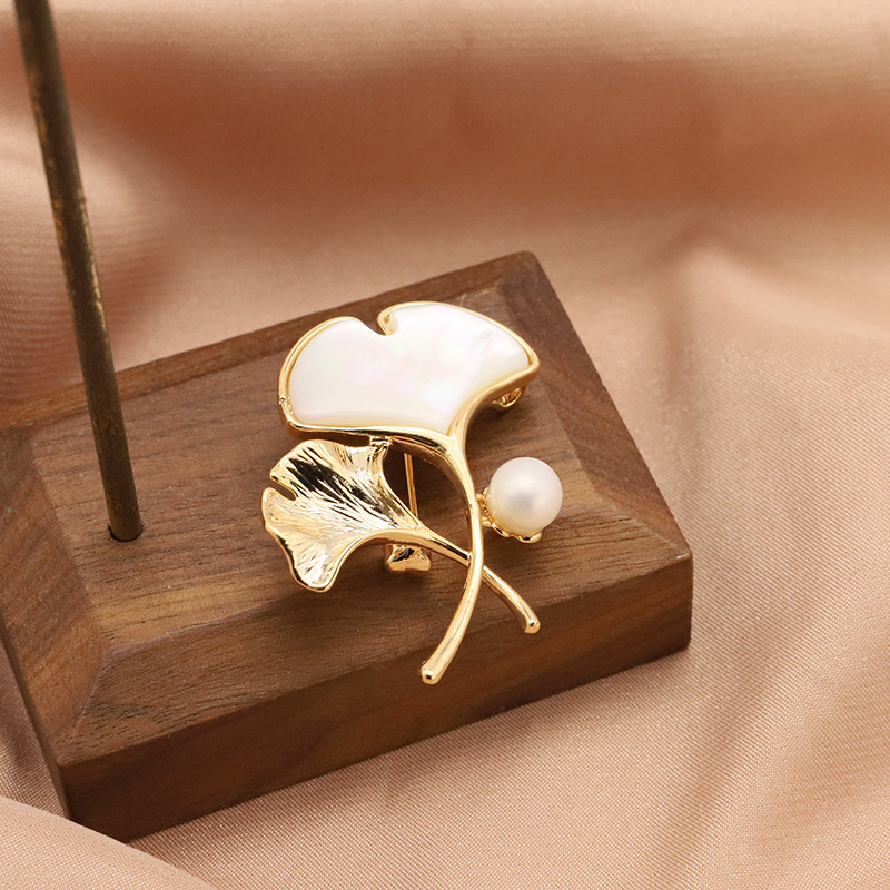 Luz de lujo natural perla ginkgo hoja broche alto sentido nicho temperamento simple ramillete accesorios 18K chapado en oro
