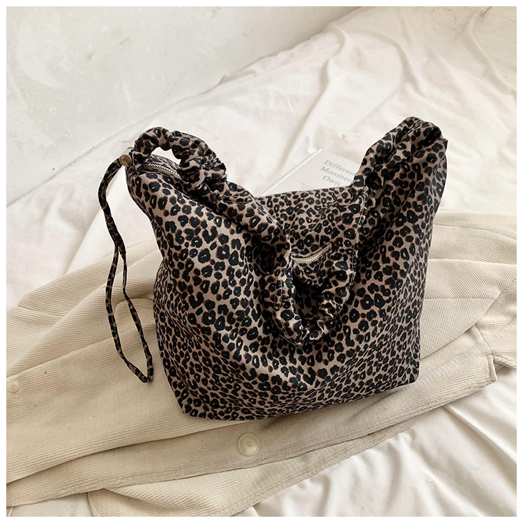 Leopard print women's tote large capacity crossbody bag, 2024 new casual canvas college student fashion class bag_voghion.com