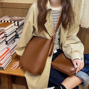 Capacious retro shoulder bag, one-shoulder bag, suitable for spring and autumn, Korean style