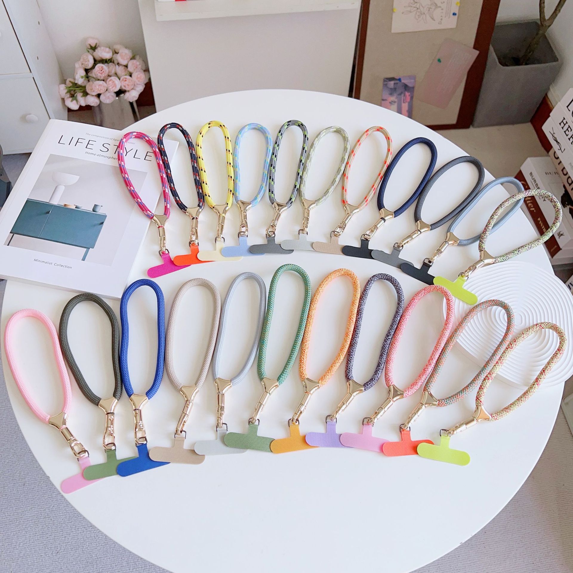 Cuerdas de muñeca ajustables de alta calidad con clips de hebilla pequeñas y frescas de poliéster corto para colgar teléfonos móviles simples y versátiles