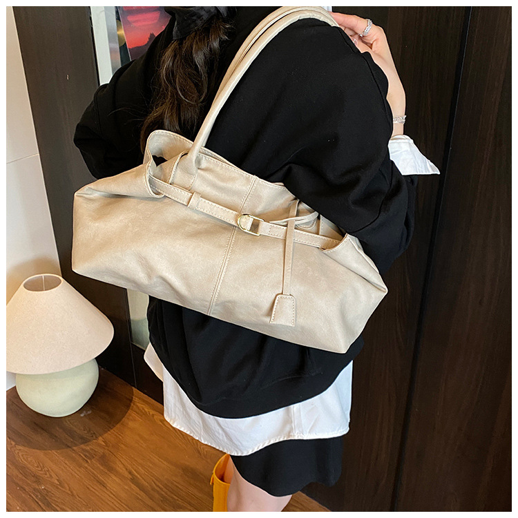 The laid-back style large-capacity underarm tote bag for women in 2025, with a lock, is fashionable and versatile. It's a trendy single-shoulder bag for commuting undefined