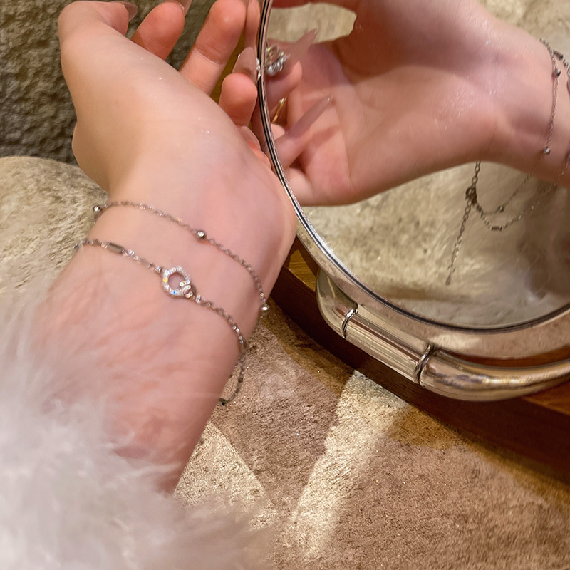 韓国の新しい真珠のブレスレットの小衆は高級感の精巧なジルコンの愛の手の串の気質の蝶結びのブレスレットを合わせます。