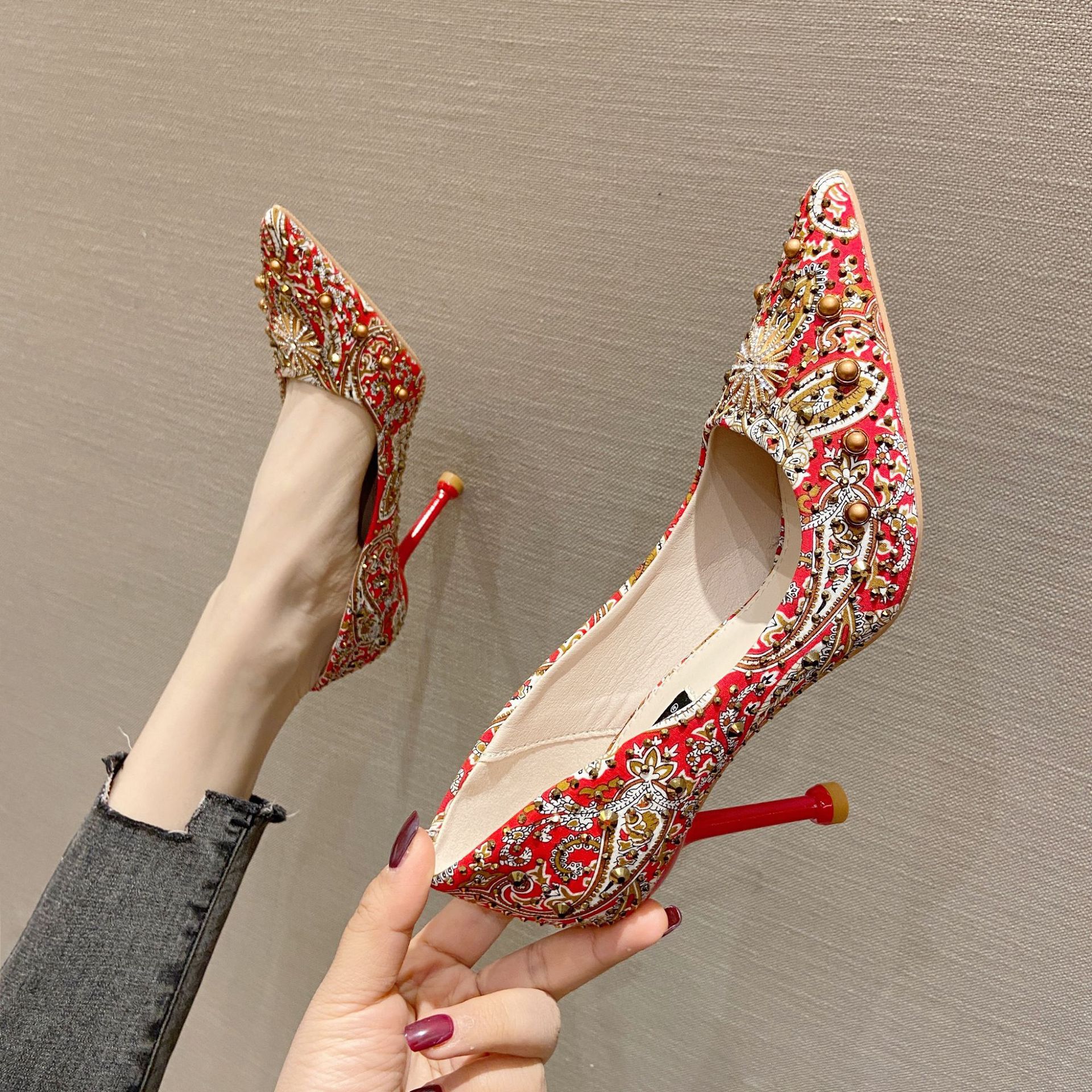 Zapatos de boda zapatos de punta puntiaguda para mujer 2022 nuevos tacones de aguja chinos tacones altos diamantes de imitación Xiuhe zapatos de novia remaches 19