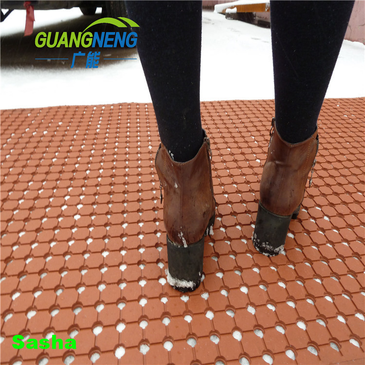 1米宽 10毫米厚 红色再生橡胶卷材，多孔止滑防护地垫sasha