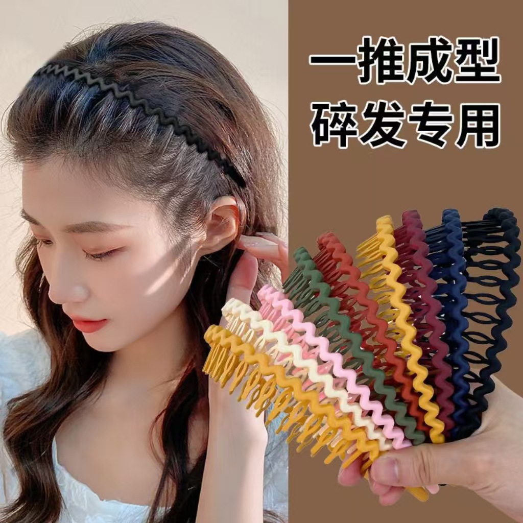 顔を洗ってカチューシャの女性の夏の髪は神器の髪を整理します。