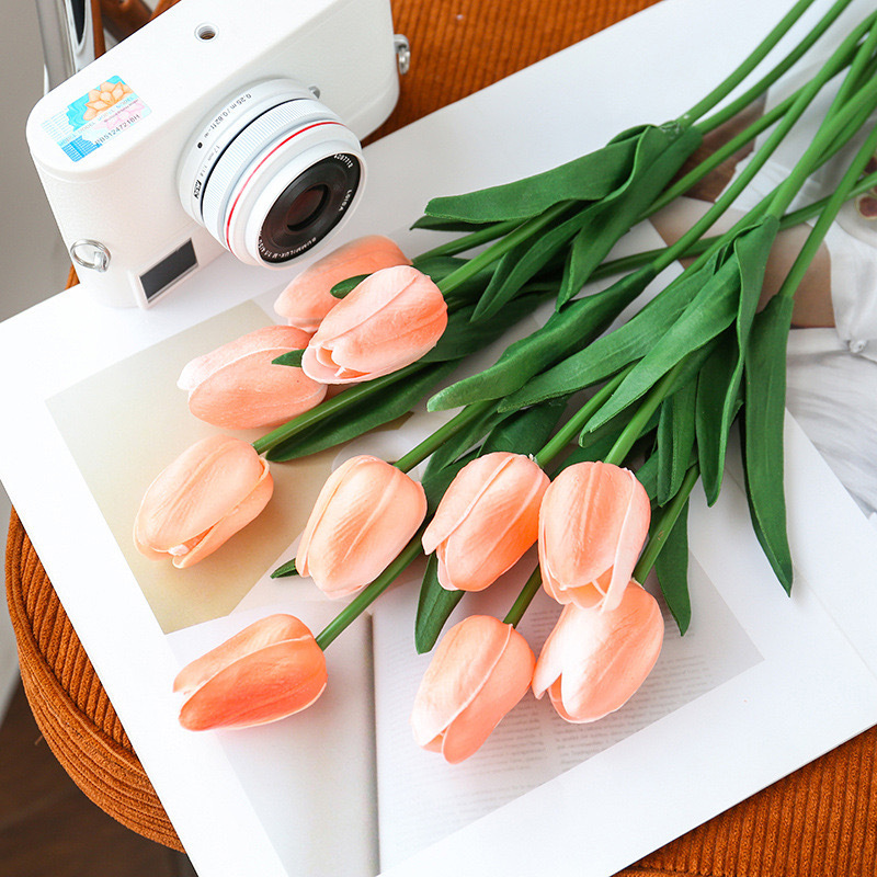 Tulipanes de simulación PU de alta gama flores de simulación de flores de una sola rama sensación de humedad decoración de mesa de comedor en el hogar flores falsas