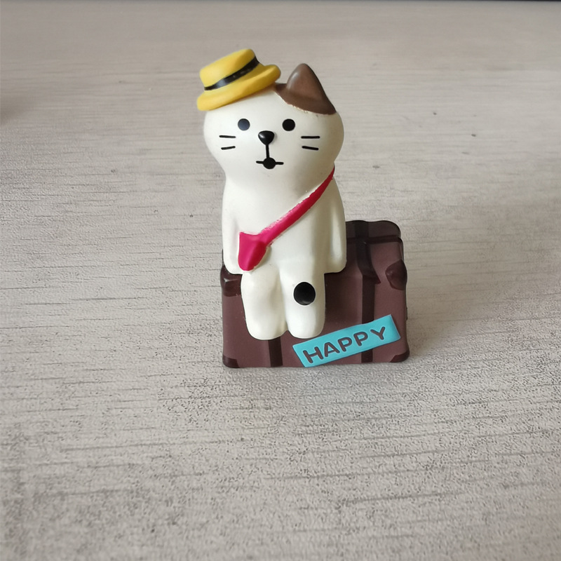 앉아있는 여행가방 고양이