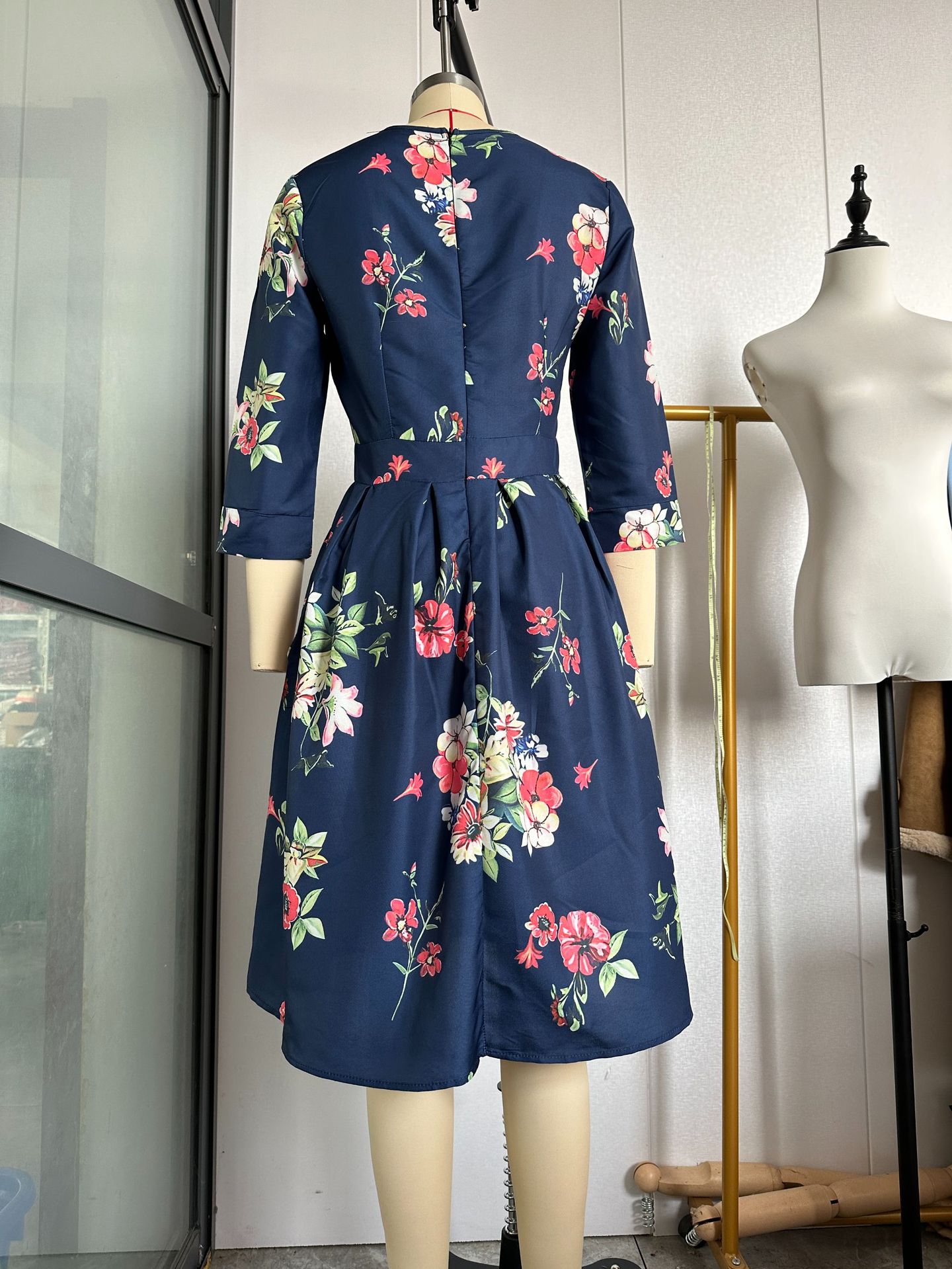 227g Weight Midi Dress Dress Length Type 3/4 Length Sleeve Sleeve Length Swing Dress Dresses Type Regular Sleeve Sleeve Type Spandex, Polyester Fabric Type Mid Waist Waist Line Holiday, Daily Occasion Round Neck Neckline Slim Fit Type Ditsy Floral Pattern Summer Season Women's Gender Printing Design Elegant, Pastoral Style Wholesale Women's Elegant Pastoral Printing Ditsy Floral Holiday Daily Round Neck 3/4 Length Sleeve Swing Dress 1