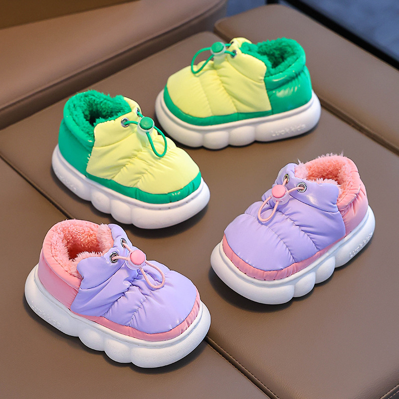 Zapatillas de algodón para niños, niños y niñas, invierno en el hogar, tela de pluma caliente impermeable para niños pequeños, zapatos de algodón elásticos, tacones