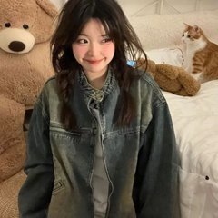 レトロな香港スタイルのウォッシュ加工のダメージ加工デニムジャケット、男性と女性用、春と秋の新しいスタイルのダメージ加工のルーズスタンドカラー長袖ジャケットトップ