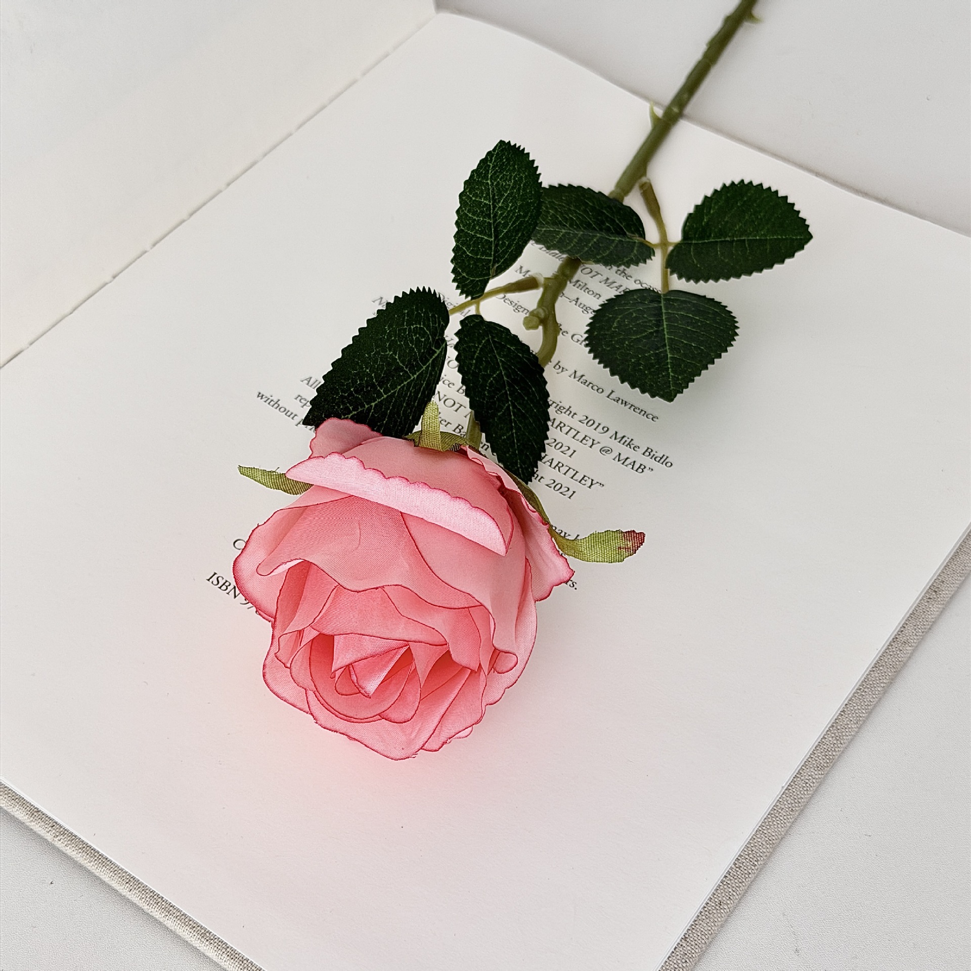 Rosas búlgaras de alta calidad imitación de seda ramo de flores falsas decoración de decoración de la mesa interior de la sala de estar