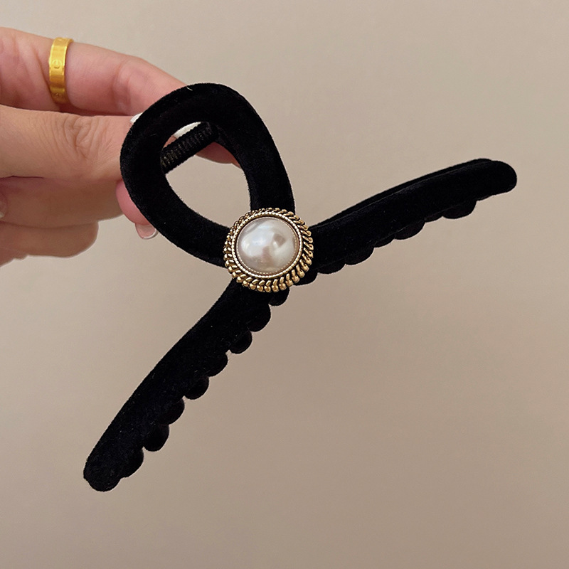 黒い大きいサイズのベルベットはツバキの花を挟んで高級感があります。