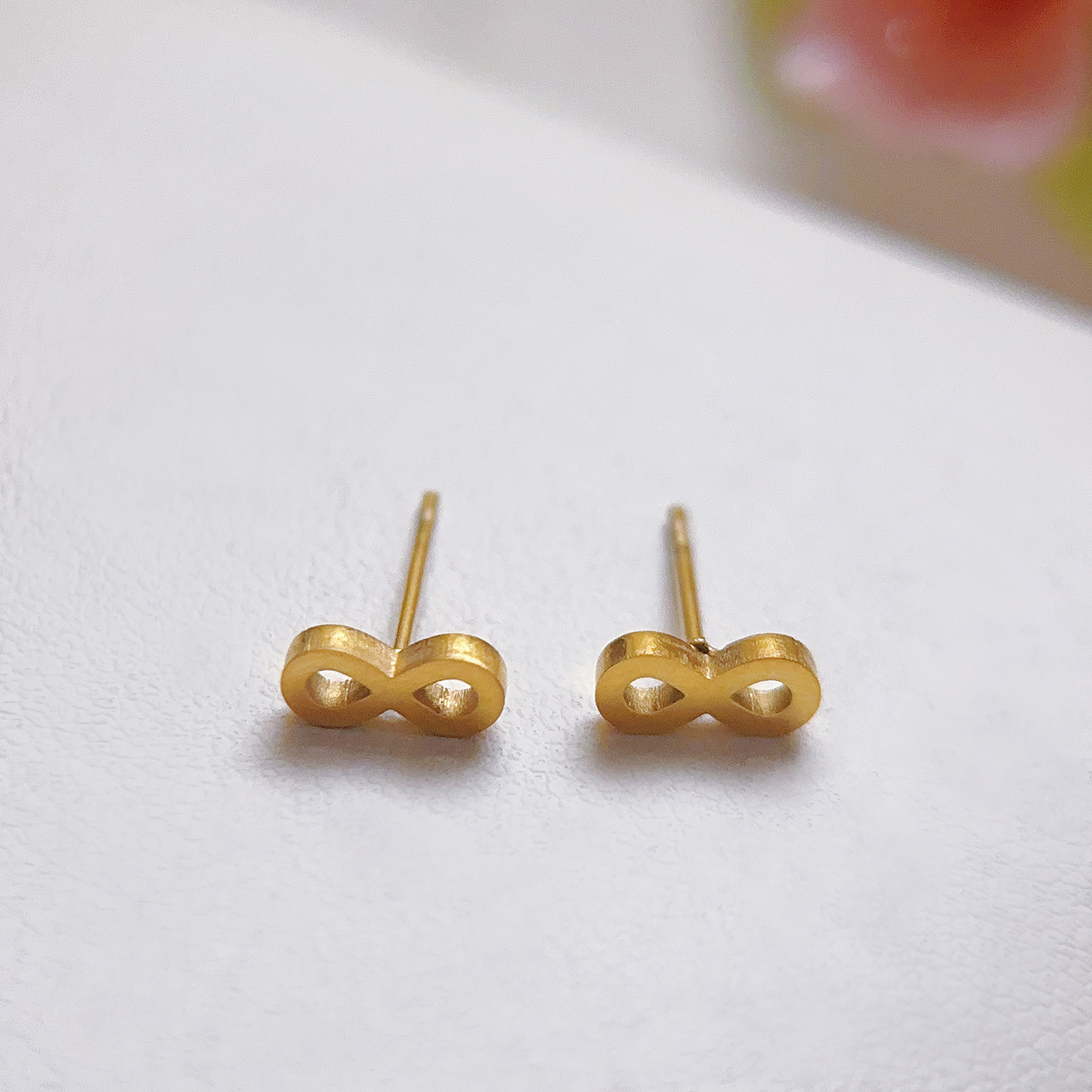 Personalidad de moda europea y americana simple cadena de acero inoxidable chapado en oro número 8 accesorios de mano pulsera de mujer fábrica al por mayor