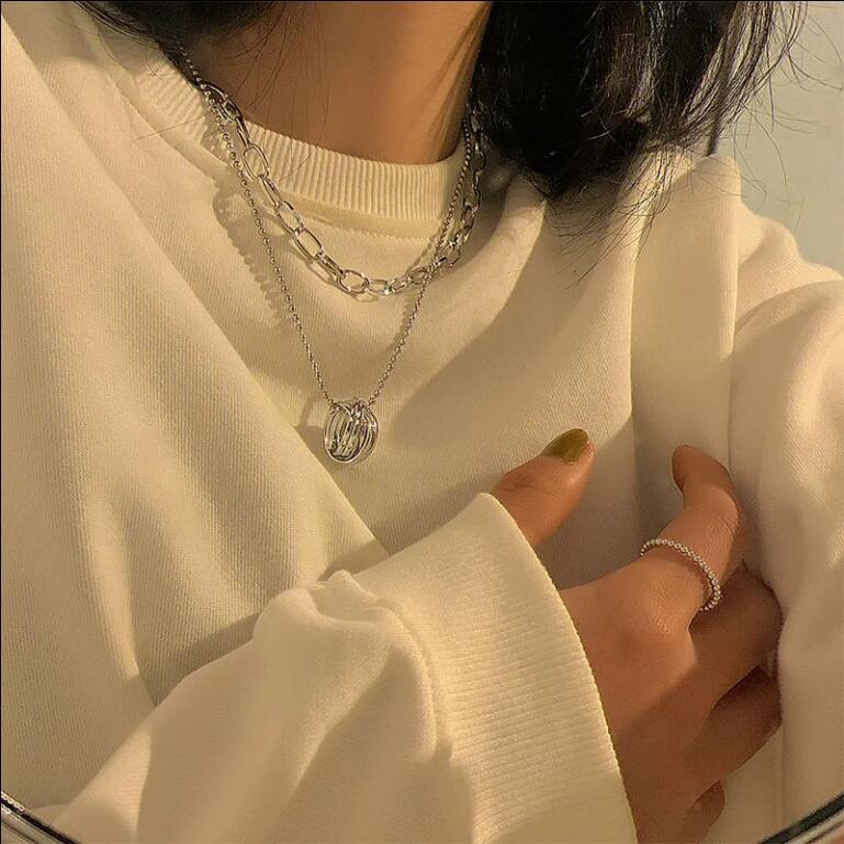 Collier double rang pour femme, design original et sophistiqué, style pull, collection tendance 2026_voghion.com