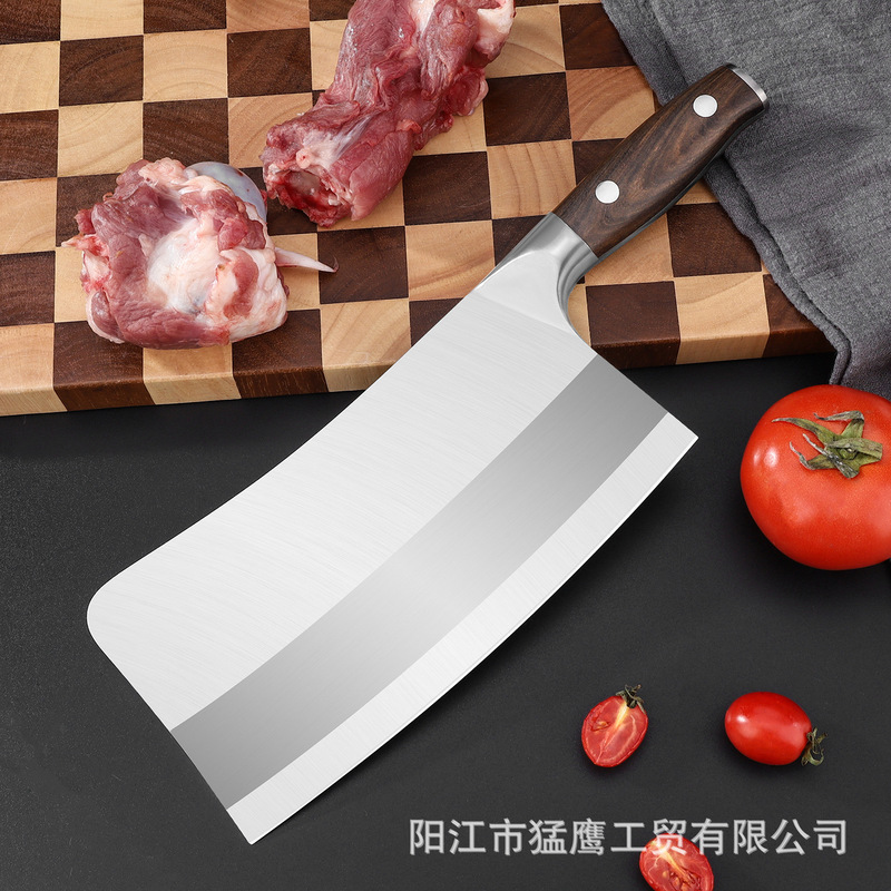 手作業で骨切り刀を打ちます。ホテル専用の包丁は豚や牛や羊の大骨を厚く切って骨切りします。|undefined