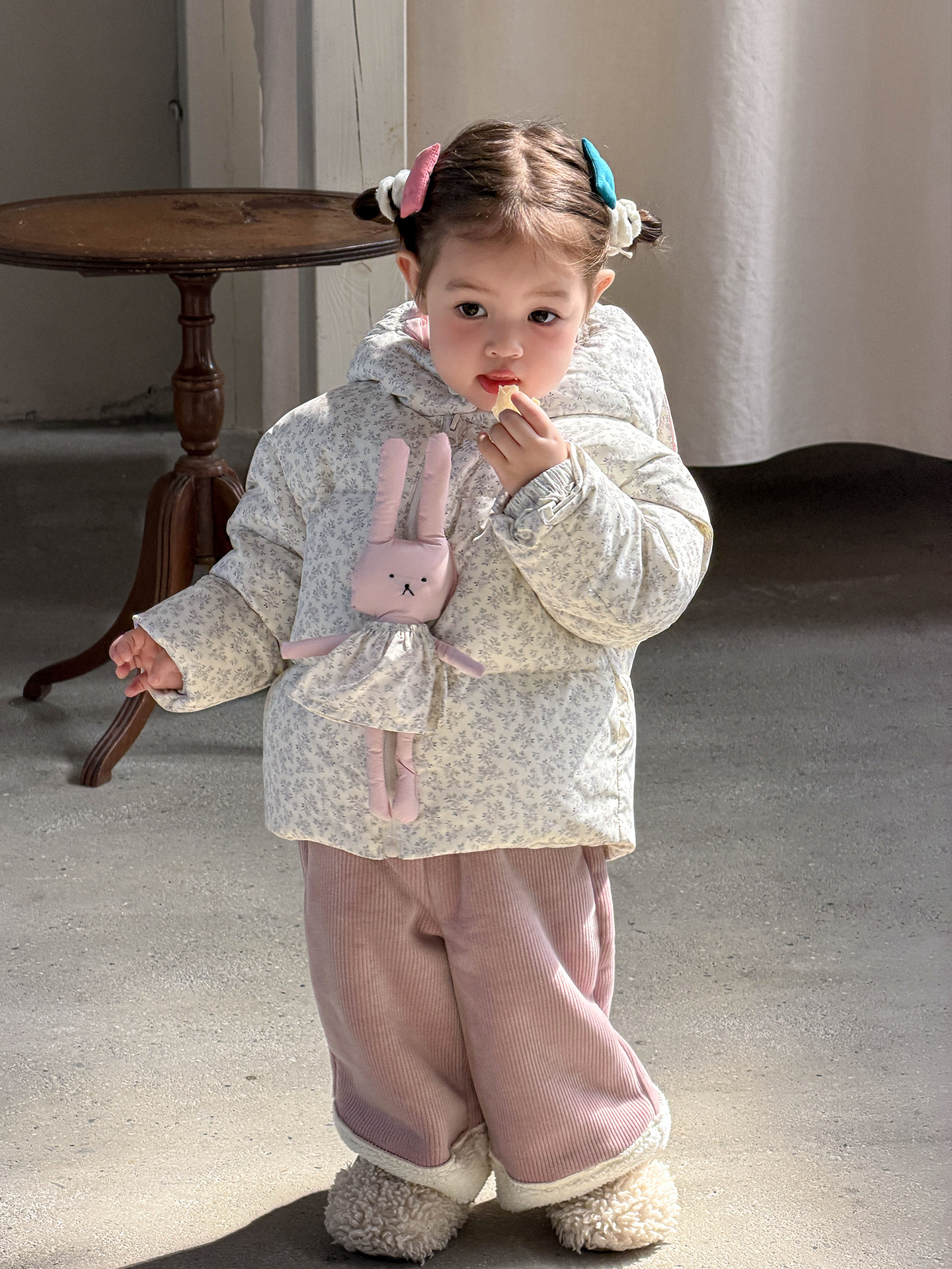 Ropa infantil de canela de pera, ropa de invierno de chicas, 90 chaqueta blanca para niños con capuchón, ropa de bebé de un año