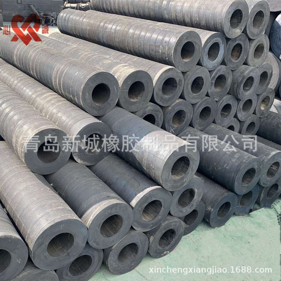 Cylindrical rubber fenders (3)