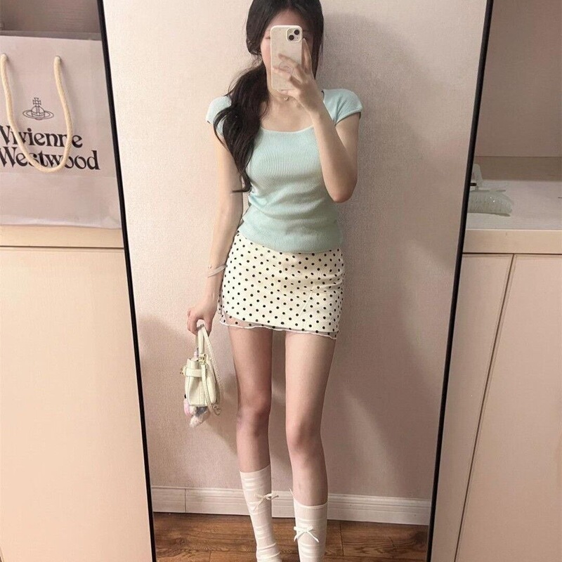 French-Style Slim-Fitting Suit for Women, New Casual Style Short-Sleeved Knitted Shirt, Elegant Polka-Dot Skirt, Two-Piece Set
