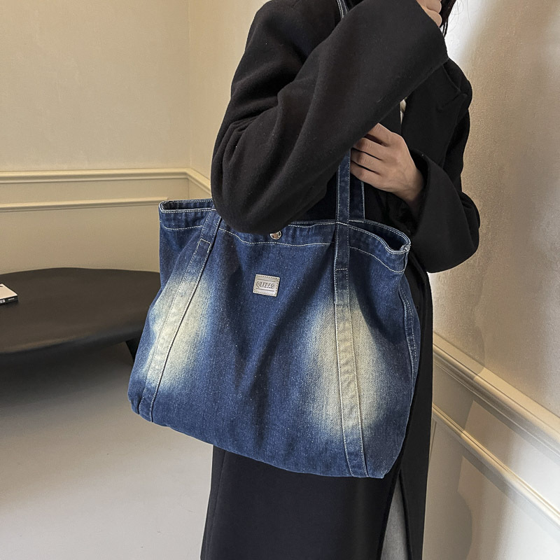 Diseño de nicho 2024 nueva versión coreana de mezclilla ins moda simple y versátil viaje de compras bolso de un solo hombro