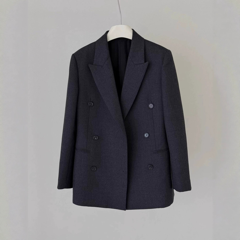Pre-sale autumn/winter same style as in stores, priced at 35,000. Wool + lining, fashionable gray women's blazer Pre-sale autumn/winter same style as in stores, priced at 35,000. Wool + lining, fashionable gray women's blazer