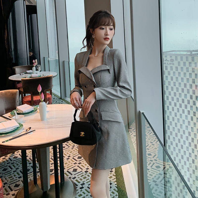 Đầm suông nữ cổ vuông họa tiết răng cưa cài khuy đôi kèm chân váy đính đá — Đen trắng