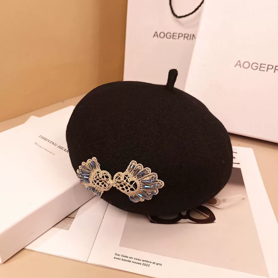 Demi-season cap with bow, retro beret