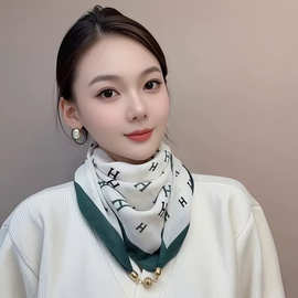 围巾轻奢高级感三角巾2025围脖小方巾秋冬新款磁吸女涤纶围脖围巾