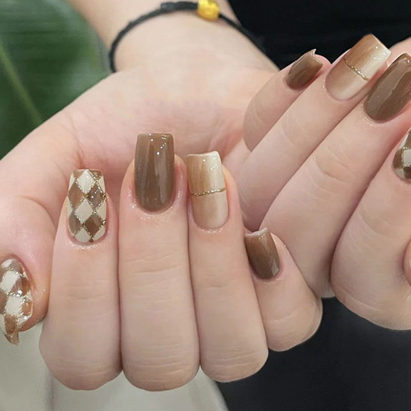 One-size-fits-all fake nail tips in apricot brown with diamond checkerboard pattern, dark-colored, medium-length, gradient nail stickers for autumn and winter
