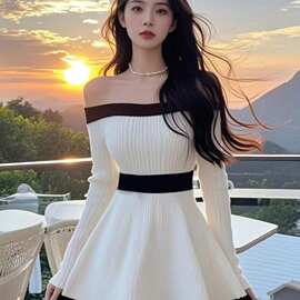 纯欲黑白撞色设计感短款连衣裙女性感一字领长袖收腰修身A字短裙