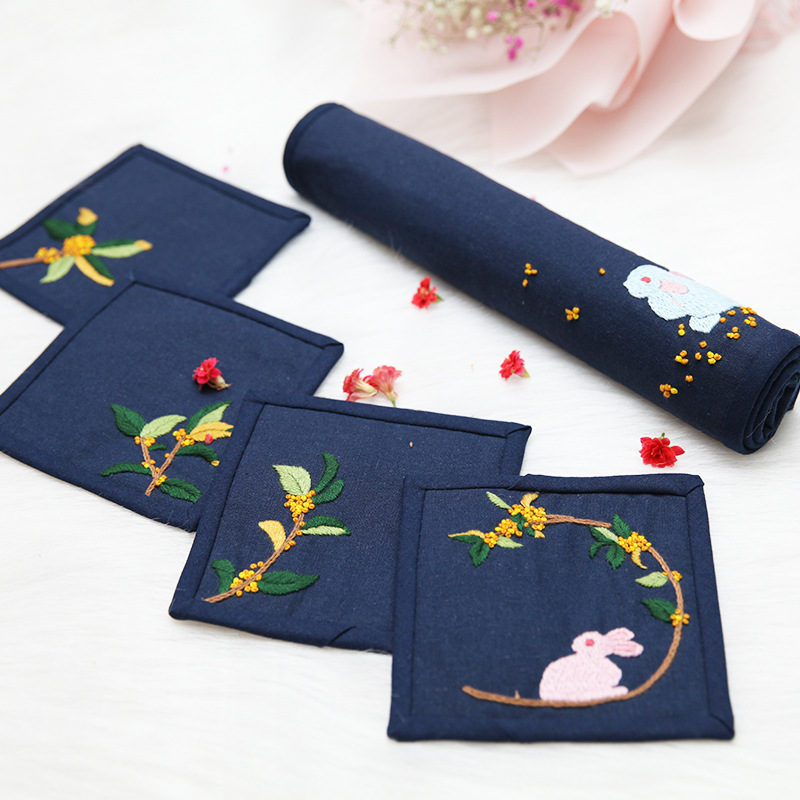 Bordado DIY paquete de material estera de té de cuatro piezas hecho a mano Lu bordado conejo Flor de melocotón bolsa de costura sala de estar estera de té montaña