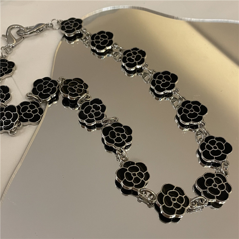 retro black and white flower necklacepicture6