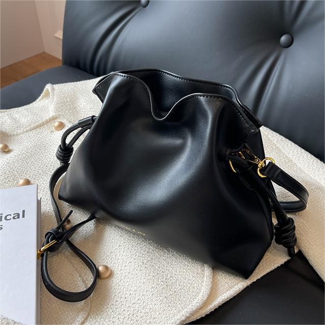 Bolso casual retro para las mujeres 2023 nueva llegada de trabajo de viajero cubo bolsa nicho diseño versátil simple bolsa de mensajero