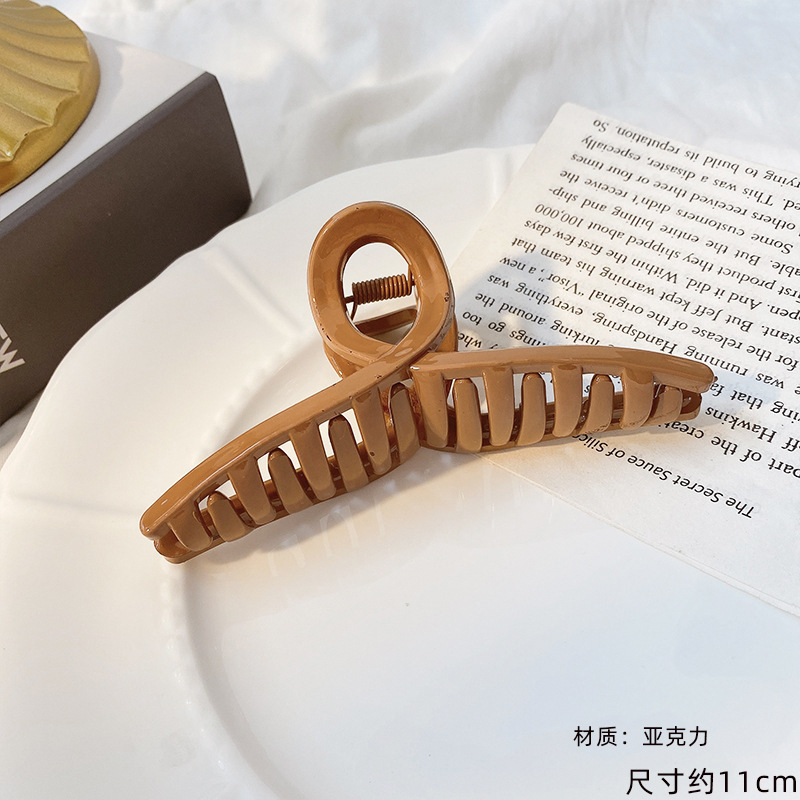 韓国の優雅な雰囲気のお風呂は髪をつかんで髪を挟みます。|undefined