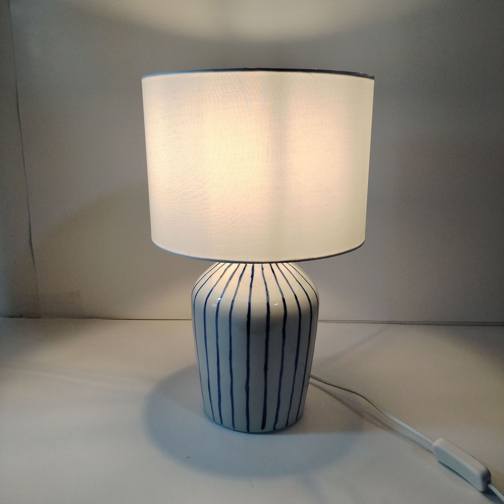 Lámpara de escritorio de cerámica retro rayada