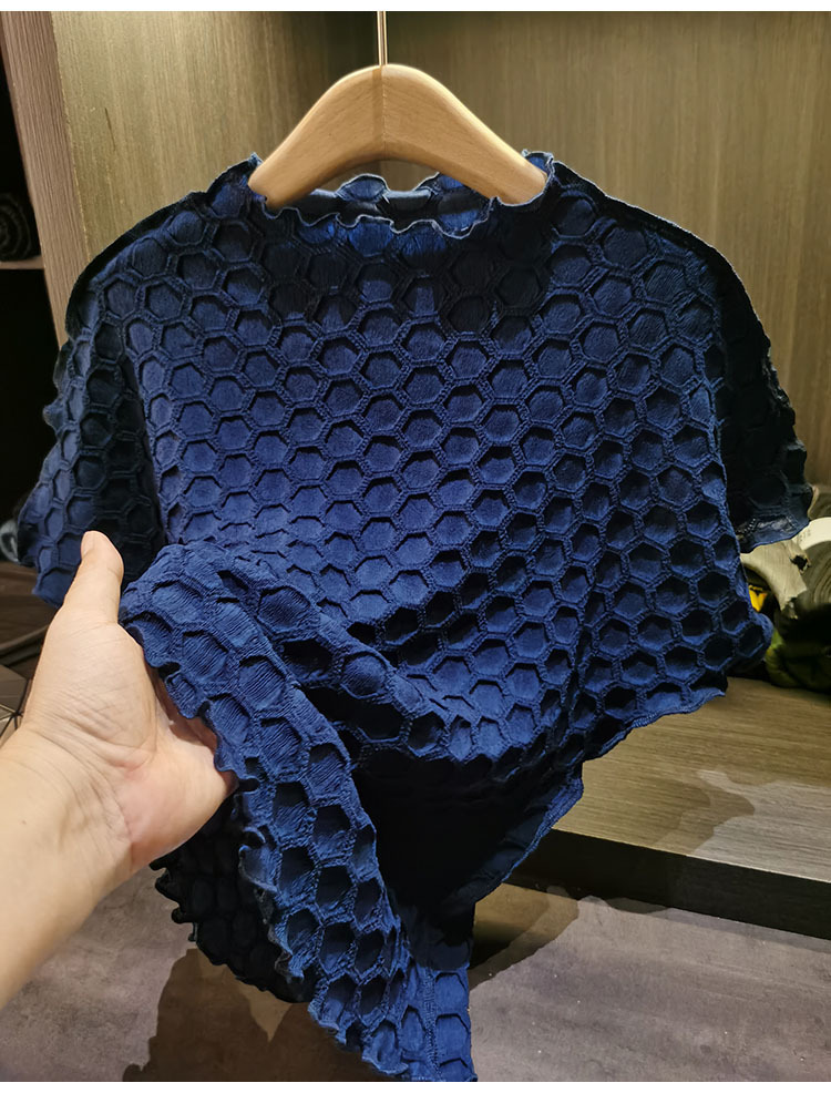 Áo thun nữ tay ngắn cổ tròn chất liệu cotton phối họa tiết ép hoa nhăn — màu đen, xanh lam, màu trắng, màu kaki chi tiết 11