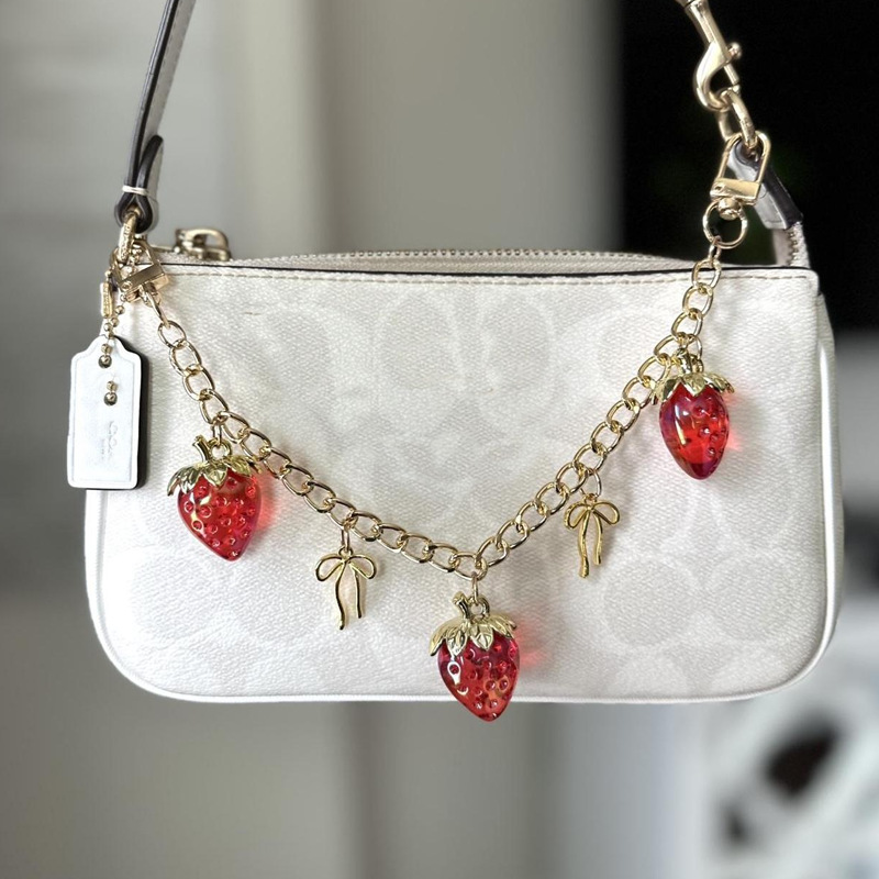 Fábrica al por mayor nuevo diseño de bolsos universales cadenas adorables joyerías de mujer dulce brillante rojo fresas cadenas de bolsos cortos