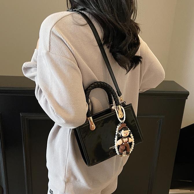 Bolso cuadrado pequeño de mano popular transfronterizo para mujer 2025 nuevo bolso de hombro casual simple bolso de mensajero de moda de alta gama