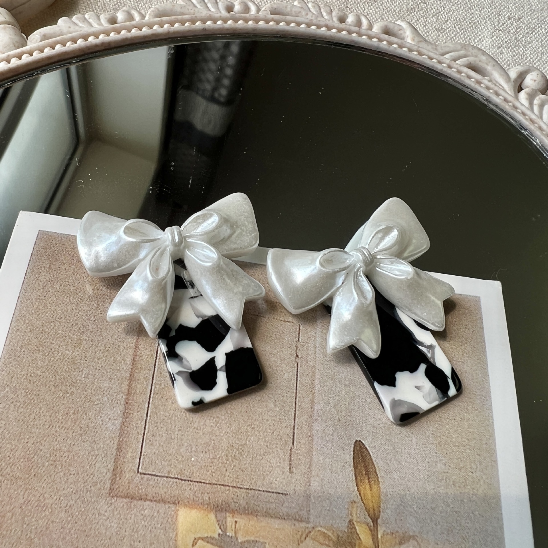 Retro elegant earrings with bow