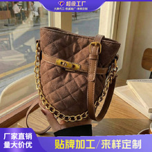 跨境小包包女2026新款麂皮绒菱格链条水桶包单肩斜挎包韩系慵懒风