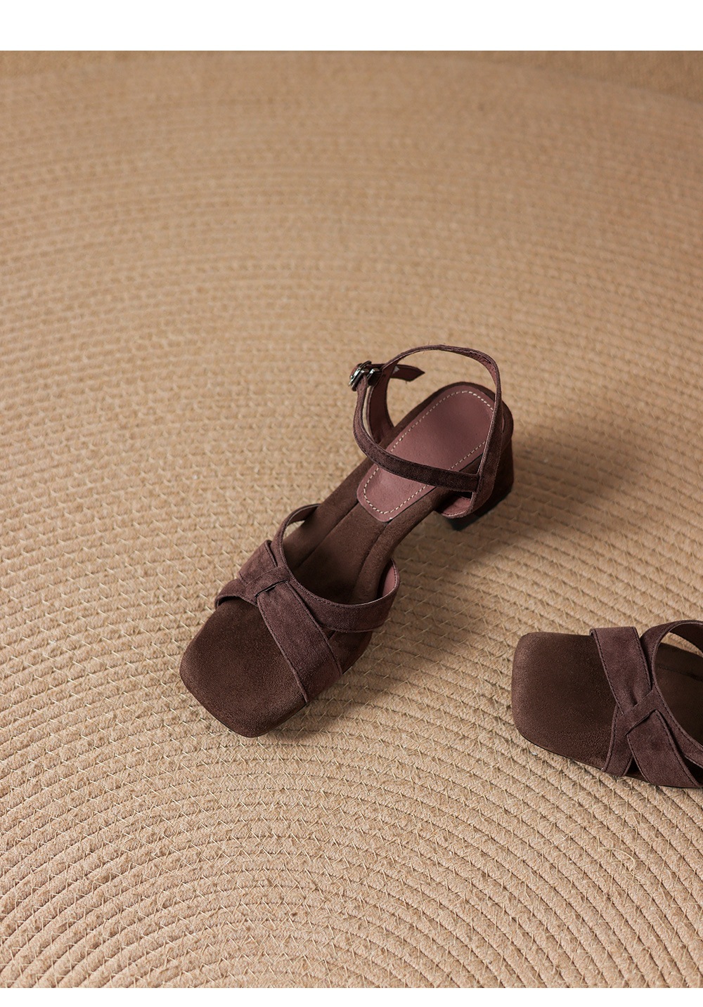 Sandal nữ mũi vuông hở ngón chân da lộn gót thấp quai ngang khóa một dây — màu nâu chi tiết 21