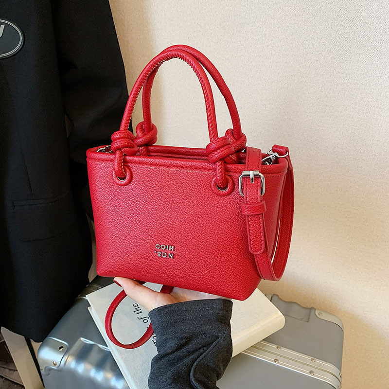 Diseño de nicho de cestas de verduras de moda transfronterizas bolsos de hombro único bolsos de hombro de alta gama bolsos de hombro femenino 100 bolsos de cubo de desplazamiento