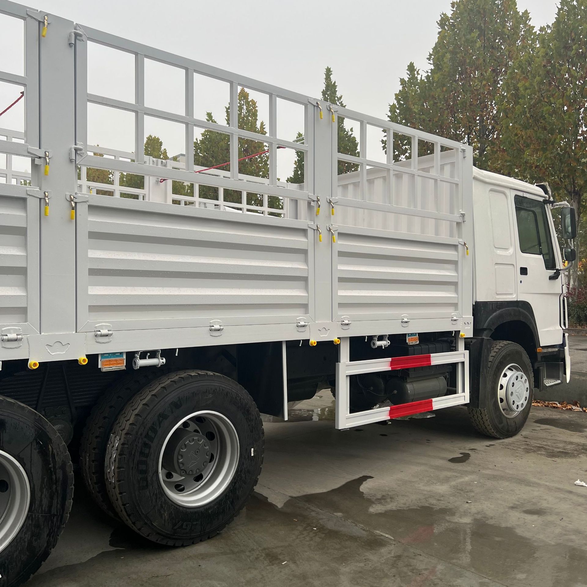Factory Cross-Border In-Stock Howo Dump Truck 6.5m Flatbed Transport Truck Heavy-Duty Cargo Towing Truck