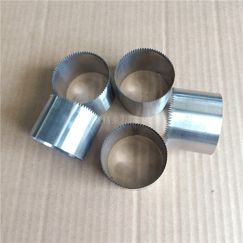 ��Ĥ���Բ�ݵ���Ĥ�������е�Բ���δ��׻���Ƭ���Ͽ��׻��е�