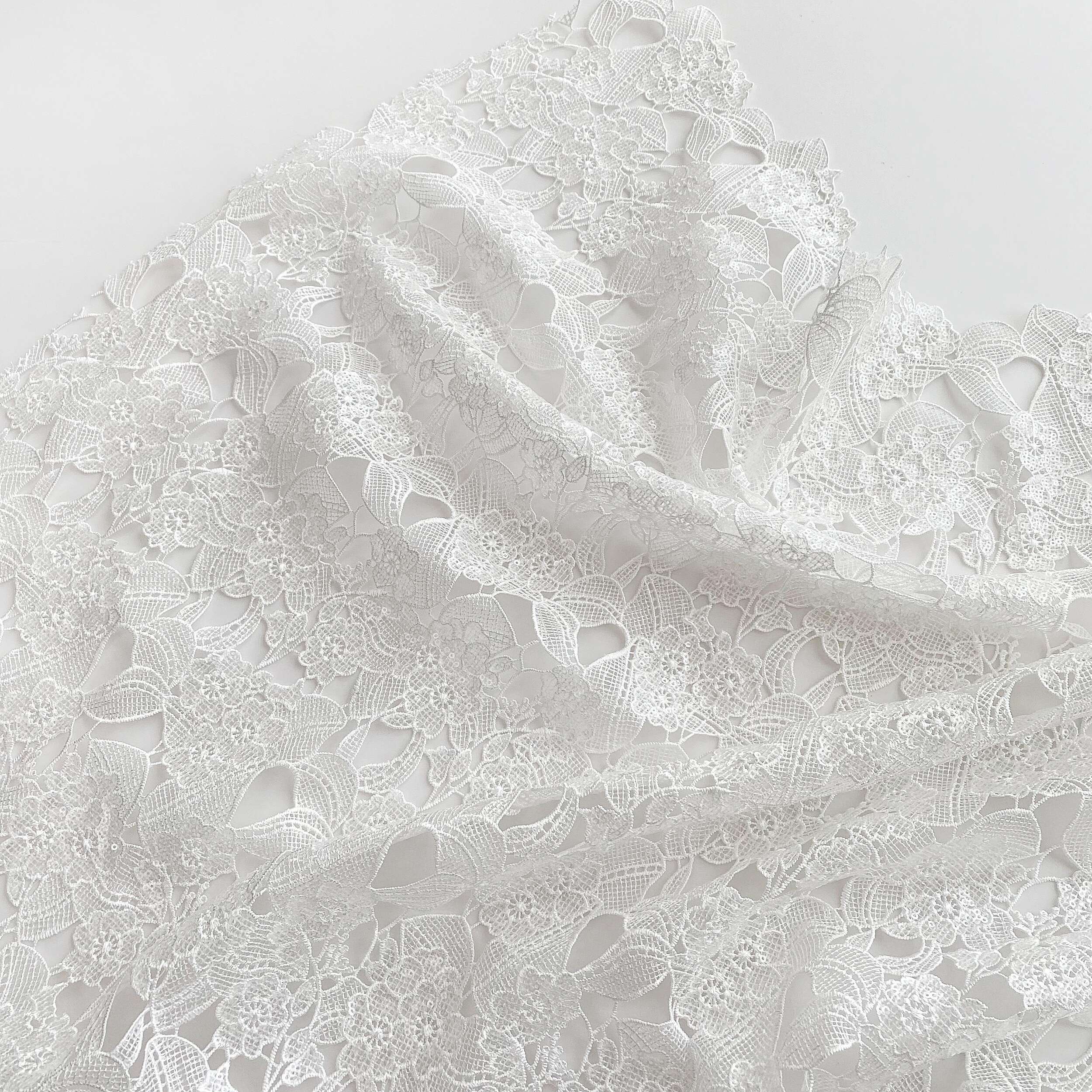 白色珠片刺绣水溶镂空蕾丝布料婚纱礼服旗袍定 制服装面料