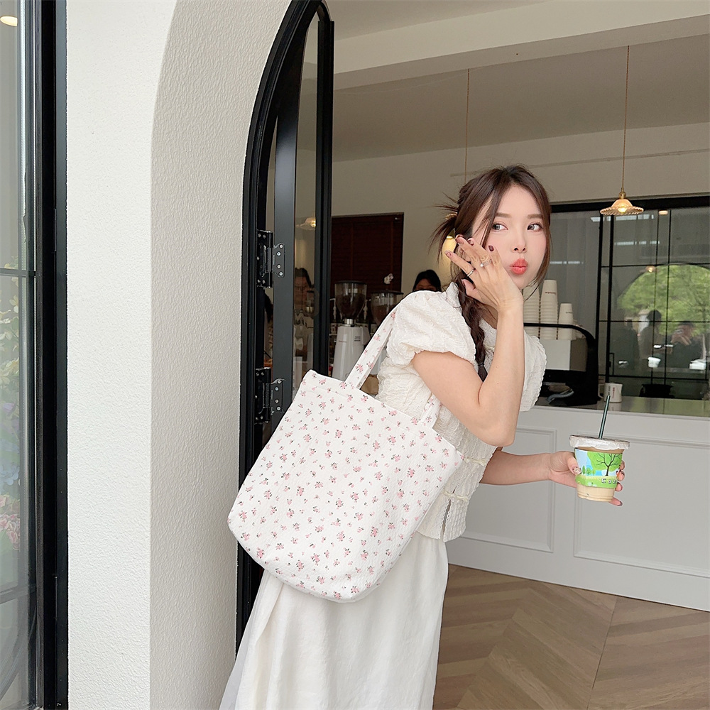 Spring Edition 44121 Canvas Bag, pure cotton floral canvas bag, tote bag, single-shoulder handbag, niche hand-held bag Application Scenario
