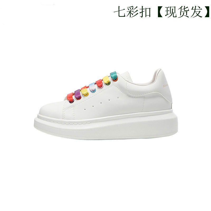 Alta versión McQueen zapatos blancos de suela gruesa mujer 2025 nuevo estilo de cuero salvaje con aumento interior pareja zapatos casuales zapatos de mujer